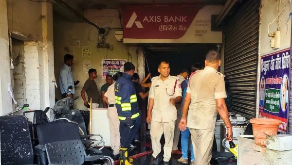 स्थानीय प्रशासन की त्वरित कार्रवाई से बड़ा हादसा टला, बैंक दस्तावेज और इलेक्ट्रॉनिक उपकरण हुए क्षतिग्रस्त, जांच जारी।