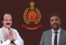 गुलाब यादव और संजीव हंस, प्रवर्तन निदेशालय की छापेमारी के बाद।