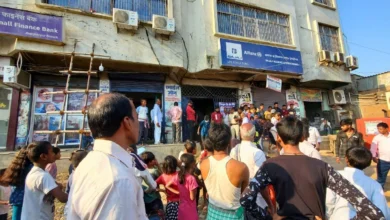 सुरेंद्र यादव के भवन में स्थित एक्सिस बैंक शाखा के बाहर आग लगने की घटना के बाद जमा हुई भीड़