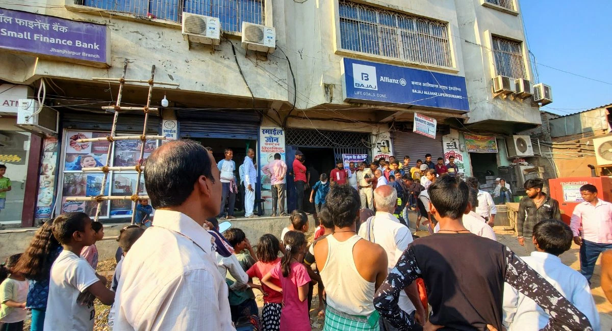 सुरेंद्र यादव के भवन में स्थित एक्सिस बैंक शाखा के बाहर आग लगने की घटना के बाद जमा हुई भीड़